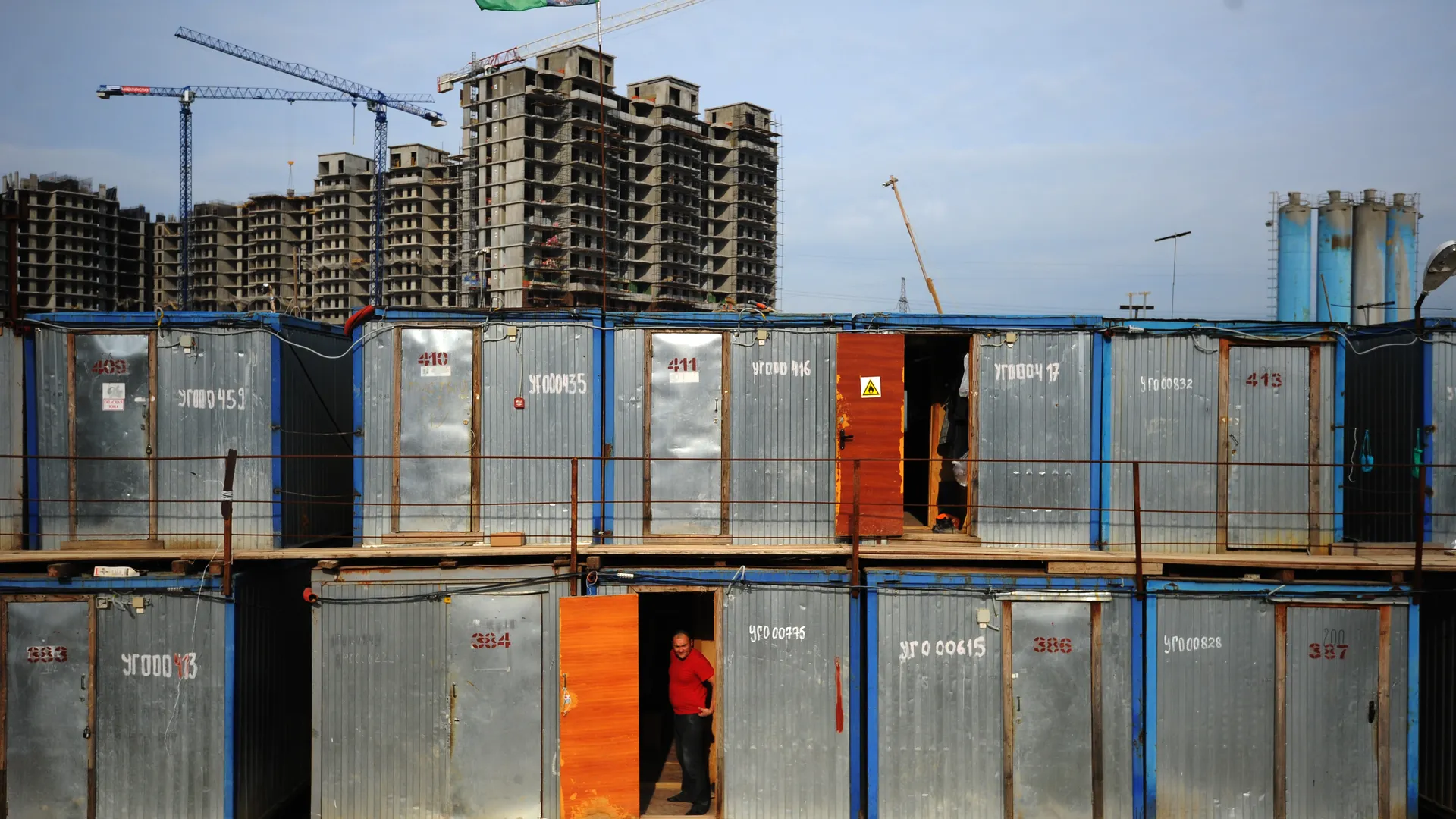 Двое работников сорвались и погибли на стройке во Владивостоке