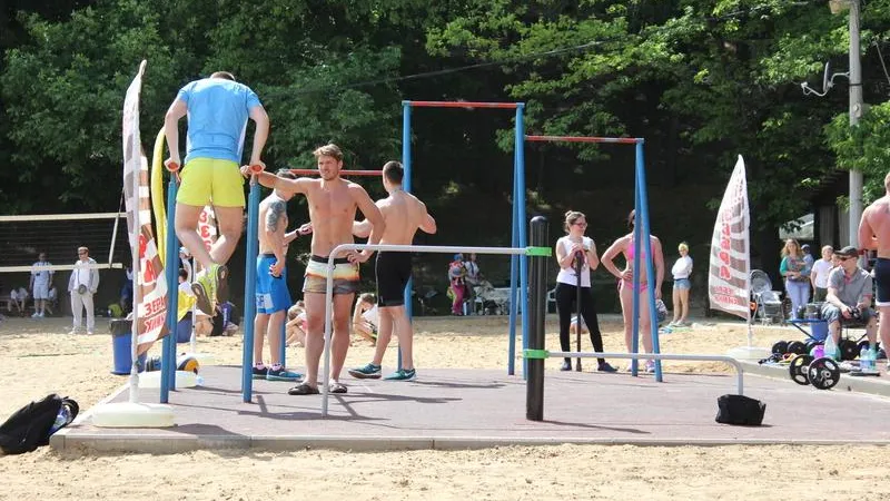 Спортсмены и дети не могут поделить площадку в парке Химок