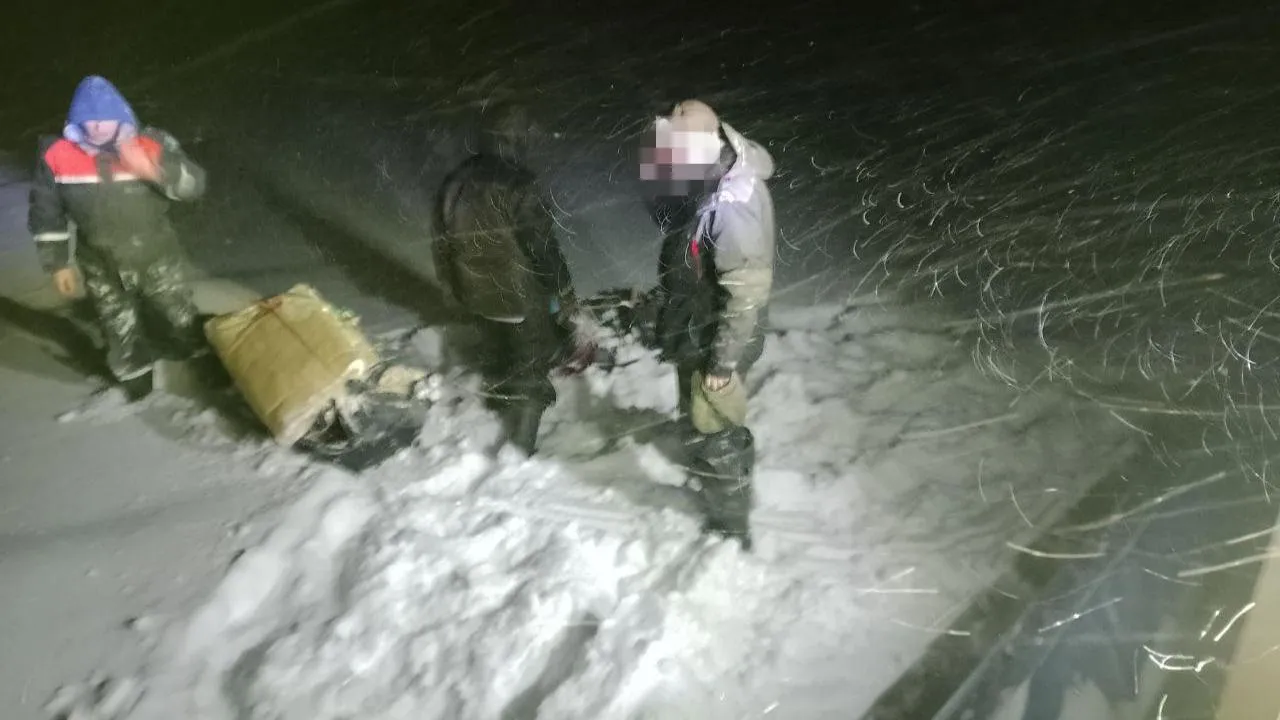 Спасатели Подмосковья эвакуировали двух рыбаков с Иваньковского водохранилища в Дубне