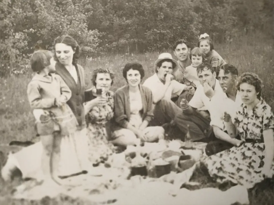 Ольга Проснякова, Зинаида Чаплыгина, Евгения Иванова, ТамараЧелядинова, Леонид Чаплыгин, Виктор Фирсов, Мария Фирсова, Елена Епифанцева, Юрий Челядинов, Валентин Фирсов, Людмила Фирсова. 1965 год. Фото: семейный архив Просняковых-Чаплыгиных