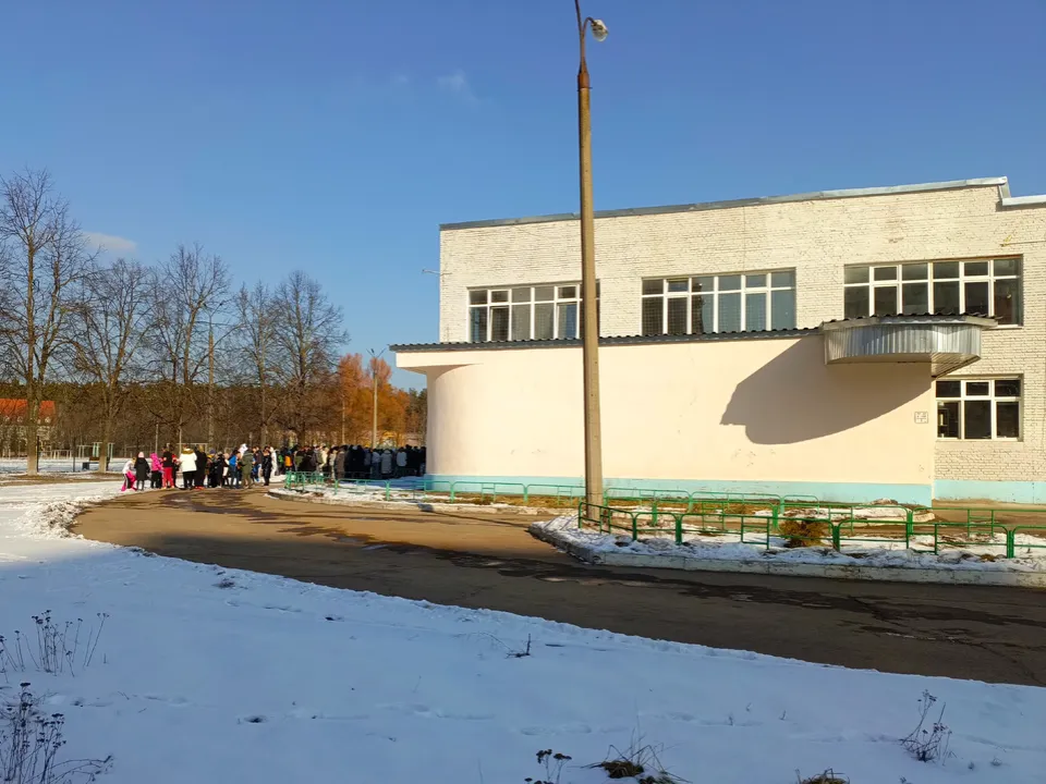 Ученики покидают школу после звонка о минировании. Фото: t.me/chernogolovkavk