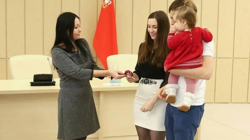 Ключи от квартир вручили дольщикам долгостроя ЖК «Пятницкие кварталы» в Красногорске