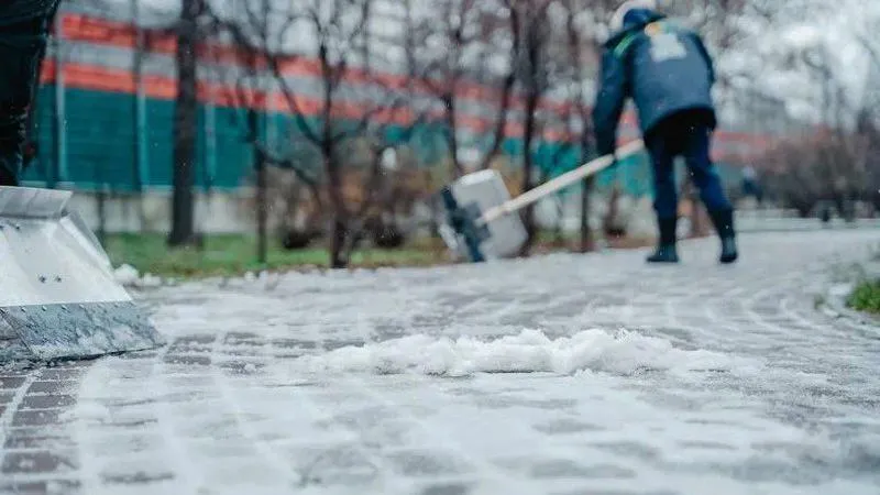 Коммунальные службы Московской области проводят работы по борьбе с гололедом