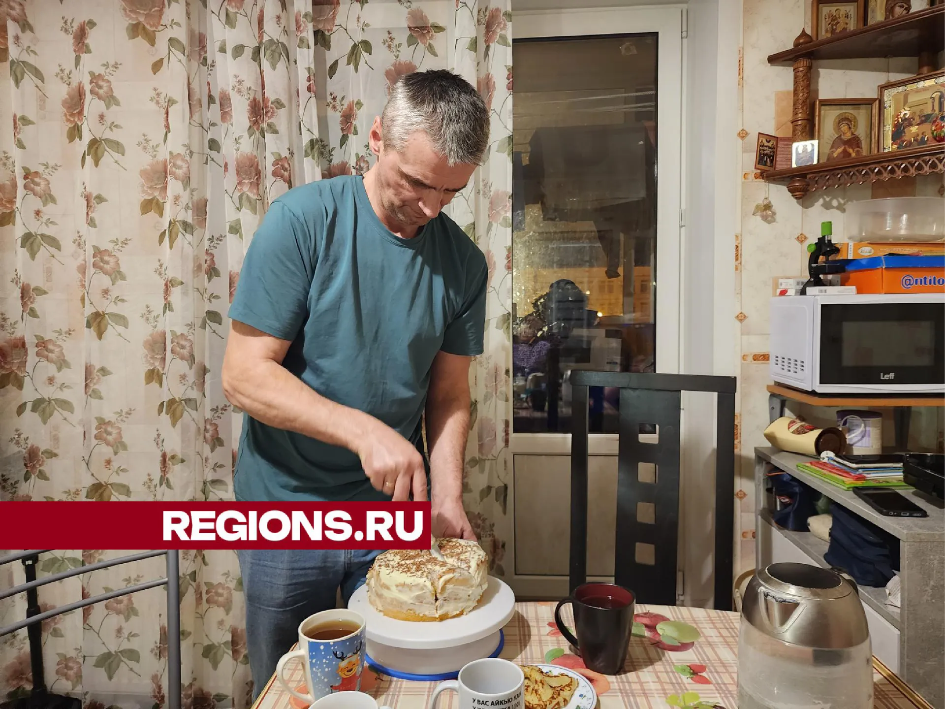 12-летняя дочь Маша испекла бисквитный торт/фото: Хавива Фонина