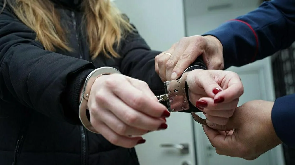 СК возбудил уголовное дело против женщины, вонзившей полицейскому в голову вилку в Краснодаре