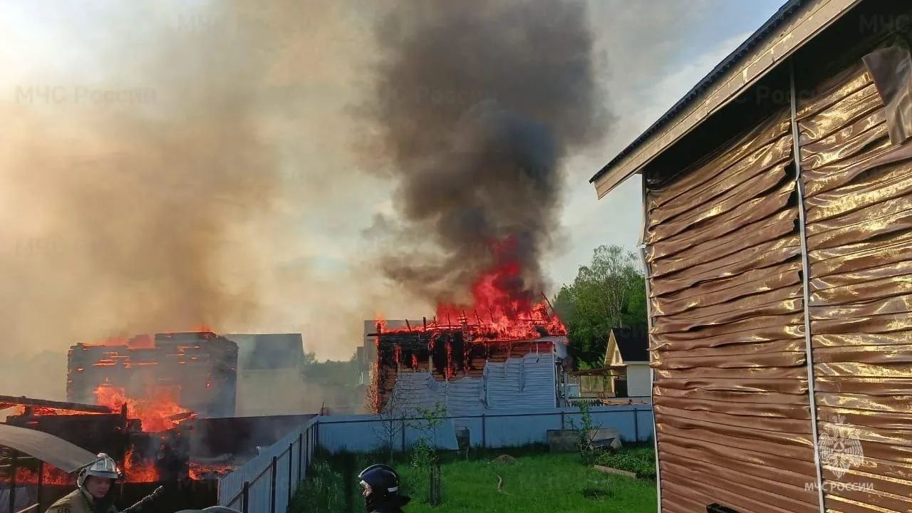 Свыше 40 человек тушили пожар в частном доме под Дмитровом