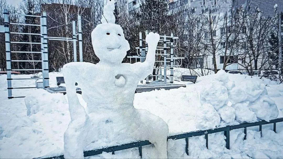 «Мартовик»-ЗОЖник на заборе: необычное изваяние выгнало жителей Краснознаменска на турники