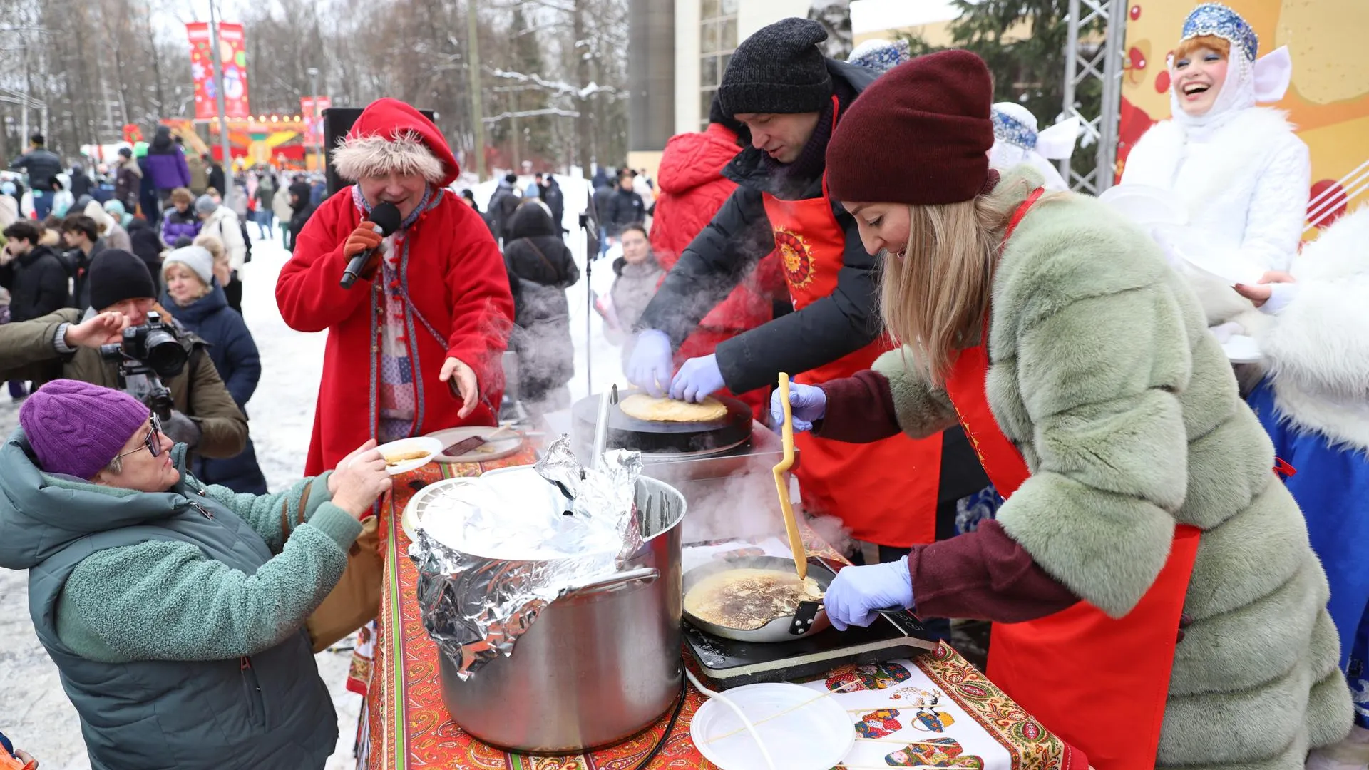 «Весна в Химки приходит ярко!»: депутаты и жители вместе встретили весну на масленичных гуляньях