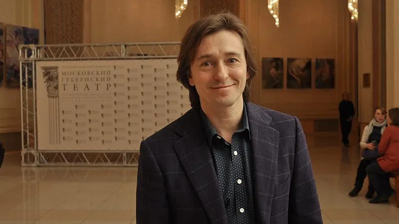 «Нужно вернуть традицию парадного костюма»: Сергей Безруков в Год театра рассказал, в чем ходить на спектакли