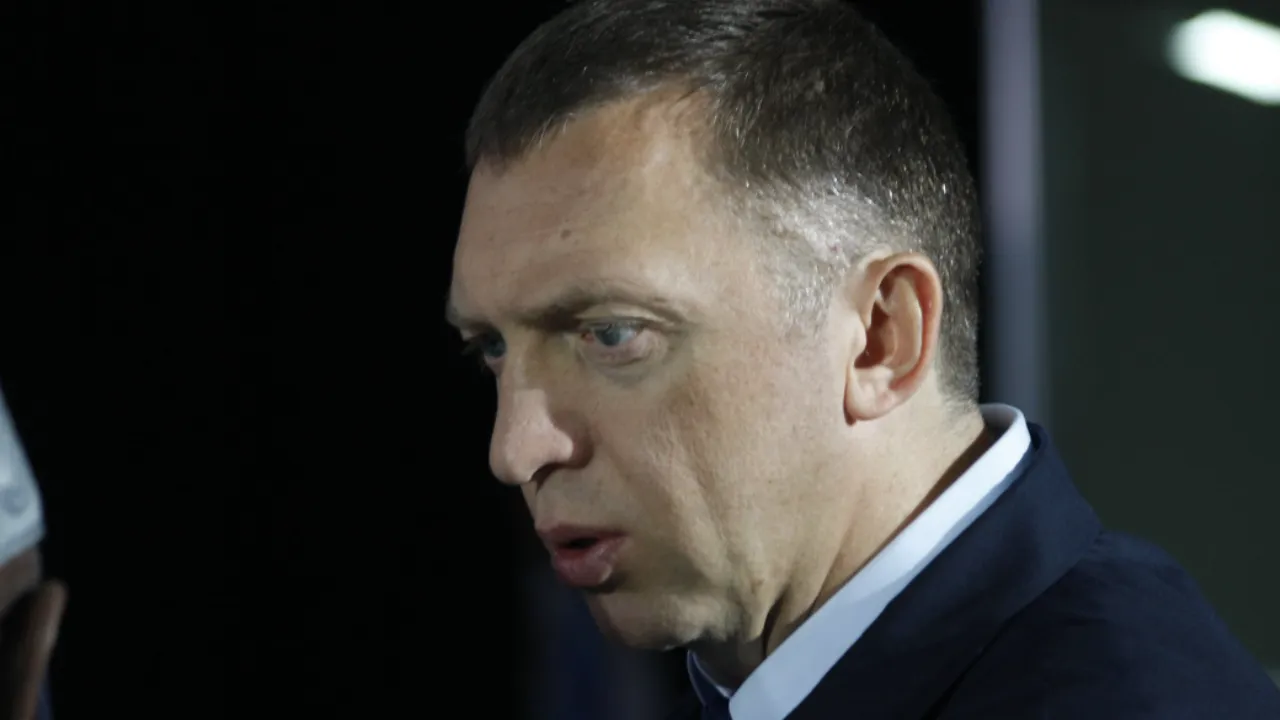 У миллиардера Дерипаски под чехлом айфона заметили картину «Распятие»