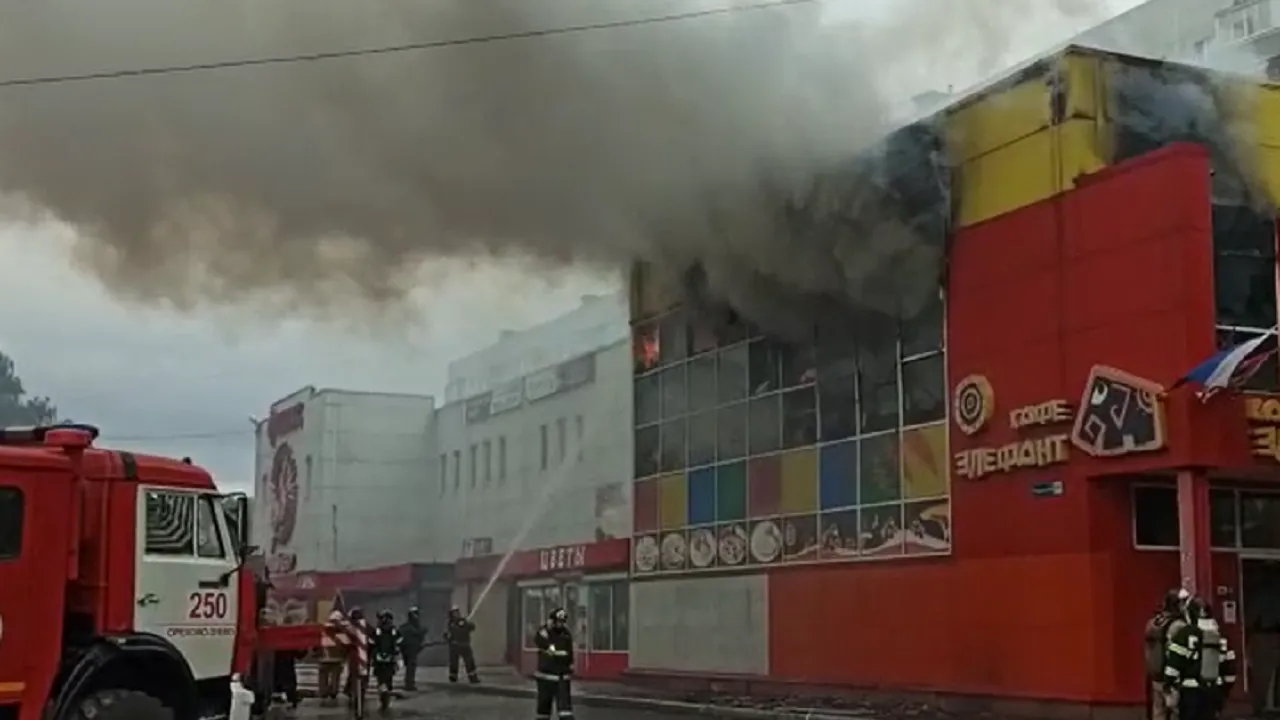 Торговый центр загорелся в Орехово-Зуеве