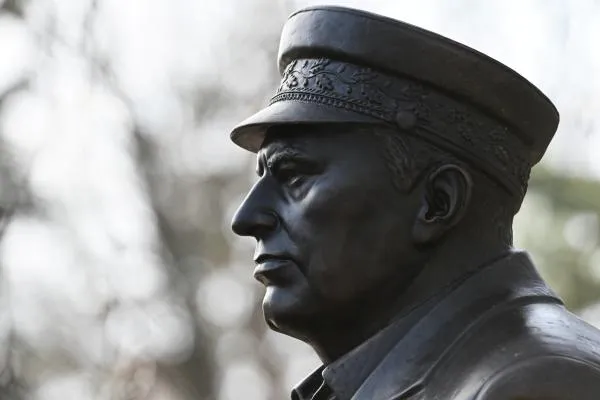 Памятник Владимиру Жириновскому