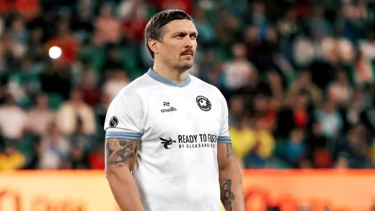 Боксер Усик призвал спасти украинский футбол