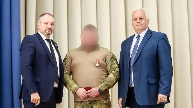 Боец СВО из Каширы получил медаль Суворова из рук главы муниципалитета
