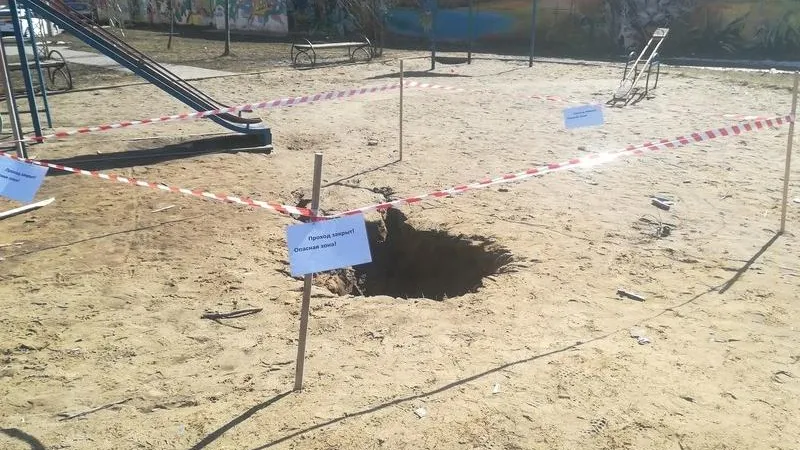 На детской площадке в Раменском провалился грунт