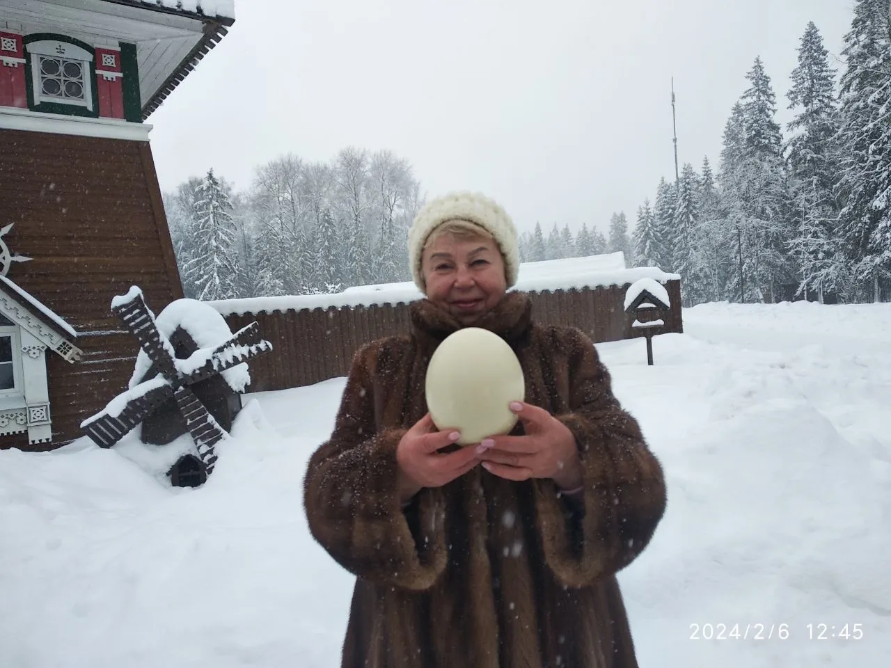 В руках участницы клуба "Активное долголетие" - яйцо страуса, они считаются самыми крупными в мире. Фото: Соцсети администрации г.о. Лобня