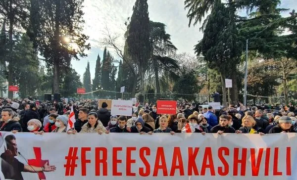 Участники акции в поддержку экс-президента Грузии Михаила Саакашвили перед резиденцией президента Грузии в центре Тбилиси
