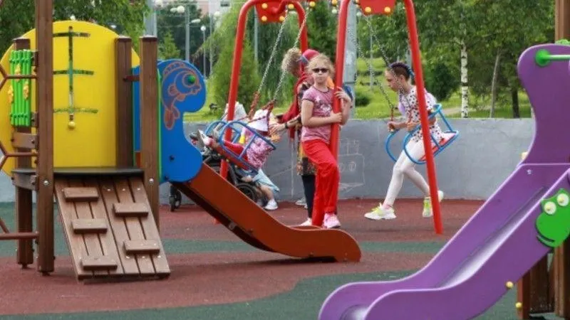 Две сотни детских площадок установят в Подмосковье в 2021 году