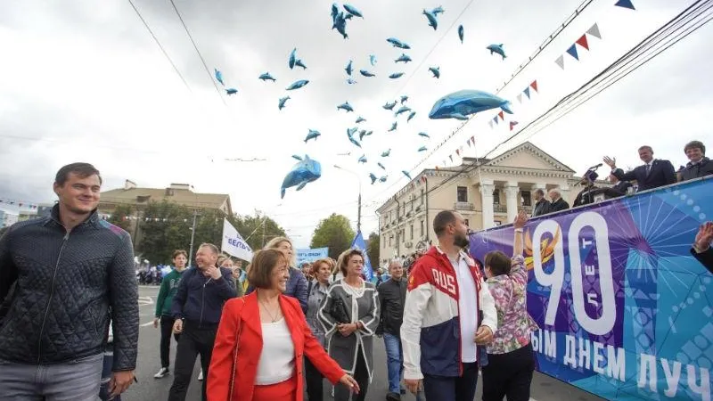 Свыше 4,5 тыс человек приняли участие в праздничном шествии трудовых коллективов в Видном