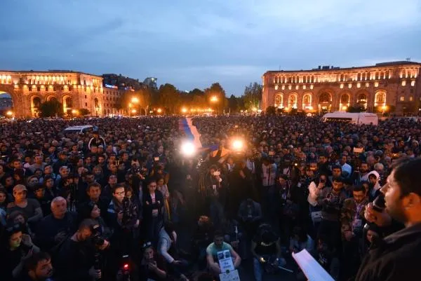 Участники акции протеста сторонников оппозиции на площади Революции в Ереване