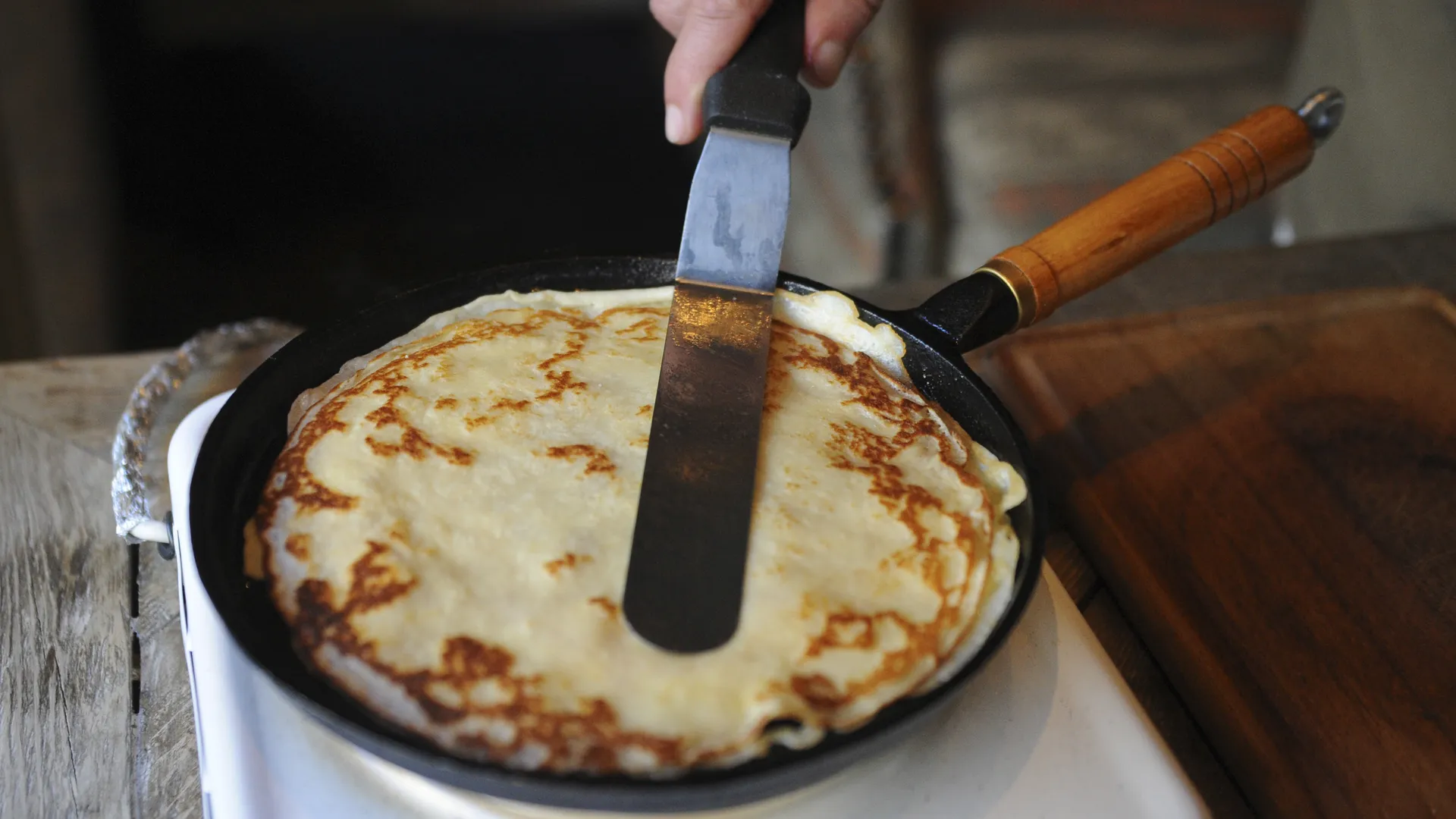 Выпекание блинов к Масленице