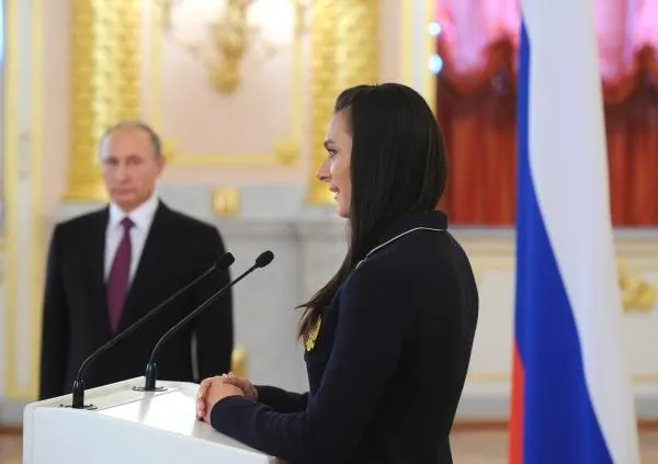 Двукратная олимпийская чемпионка Елена Исинбаева выступает на встрече президента России Владимира Путина с членами олимпийской сборной России в Александровском зале Кремля, 2016 год