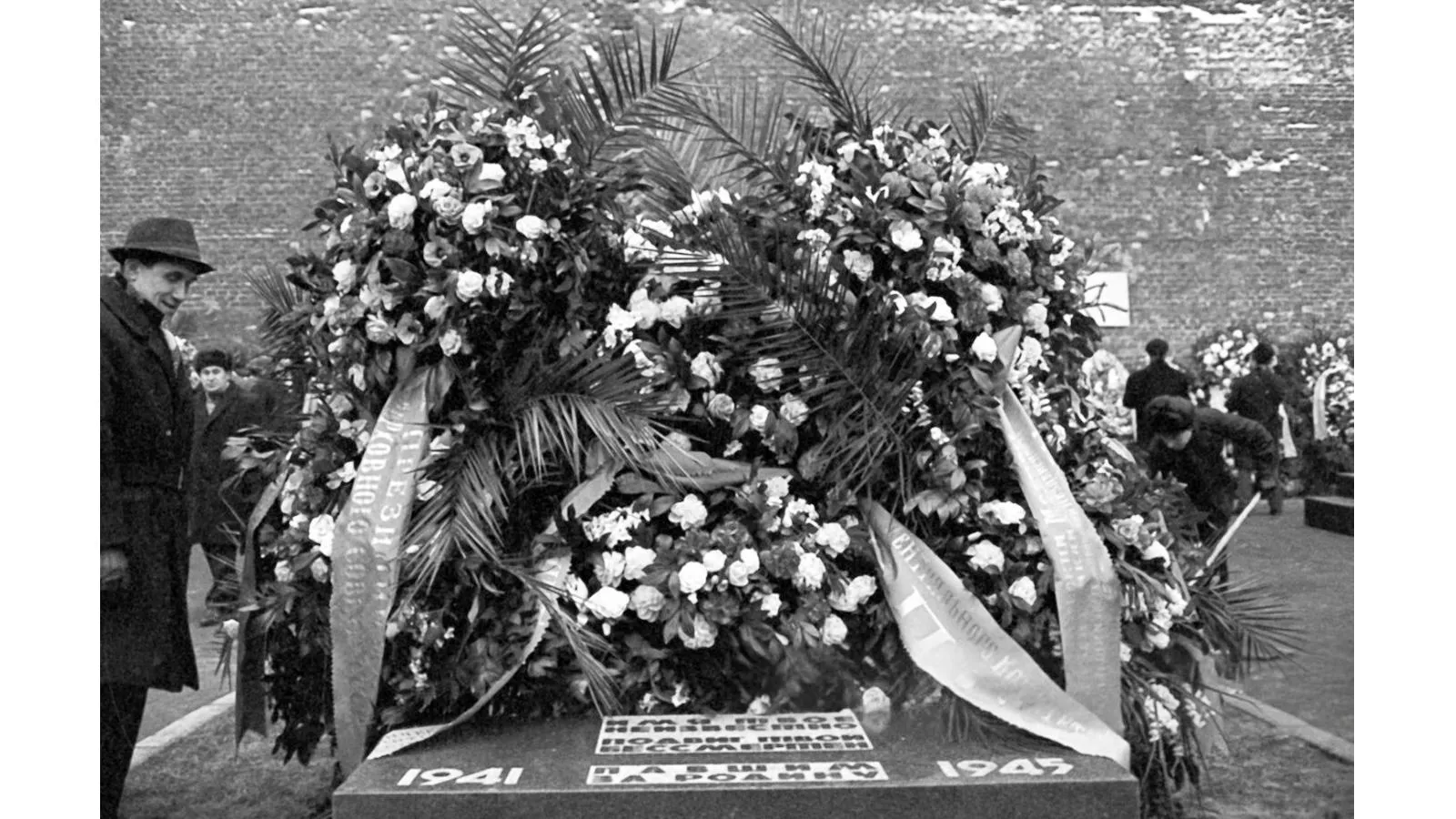 Венки на Могиле Неизвестного Солдата, Москва, 1966 год. Лев Поликашин