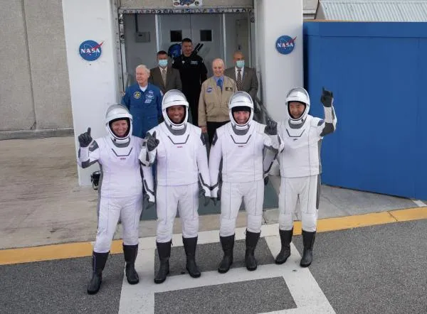 Астронавты Шеннон Уокер (NASA) Виктор Гловер (NASA), Майк Хопкинс (NASA) и Соити Ногути (JAXA) перед отправкой к стартовой площадке Космического центра имени Джорджа Кеннеди.