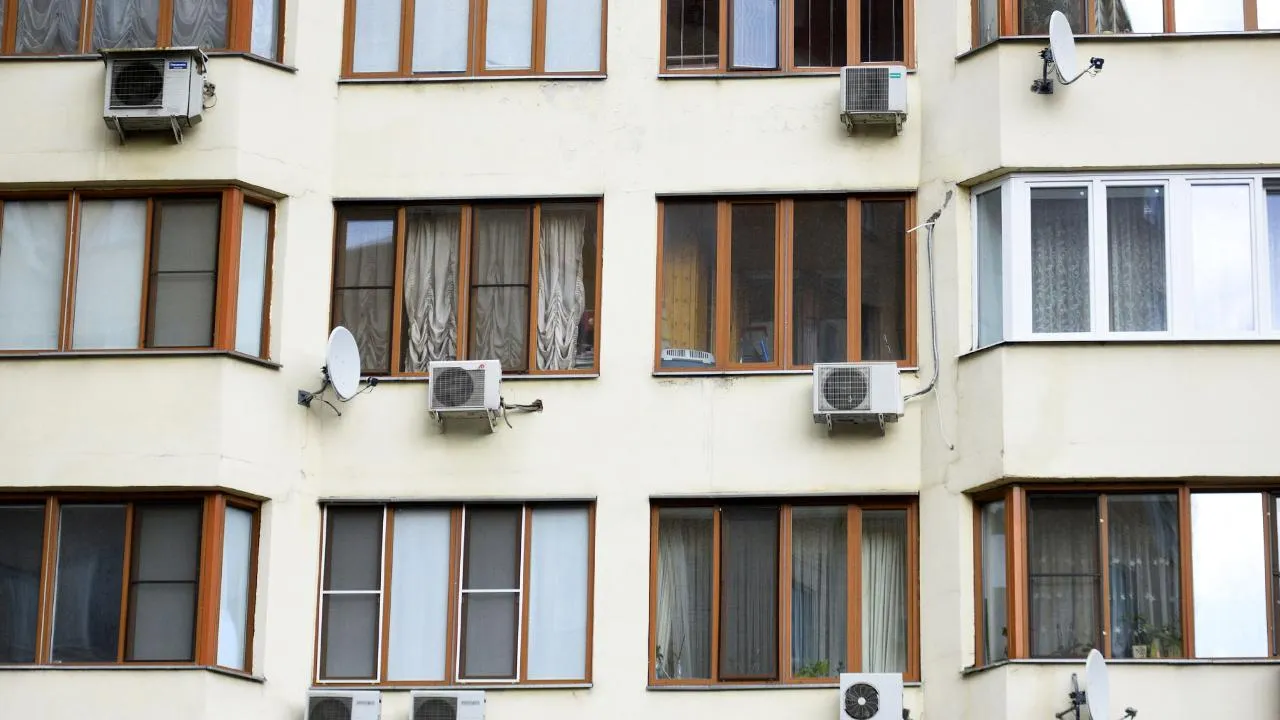 Грозит даже уголовное наказание: почему опасно заглядывать в чужие окна