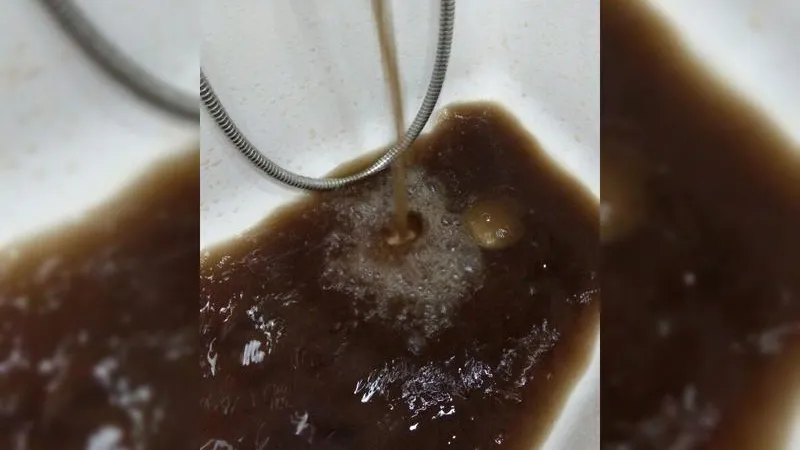 Черная вода потекла из кранов в Жуковском