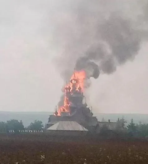 Украинские боевики, отступающие из Святогорска, очередью из пулемета подожгли деревянный скит в Свято-Успенской лавре / УПЦ