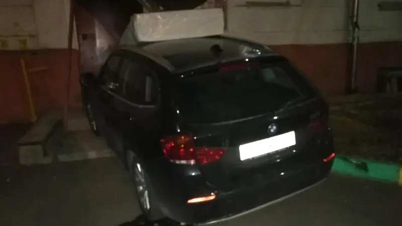 Автоледи въехала в подъезд жилого дома в Лыткарине 