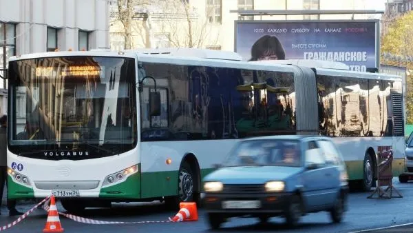 В Петербурге водитель автобуса протащил застрявшую в дверях пенсионерку по асфальту