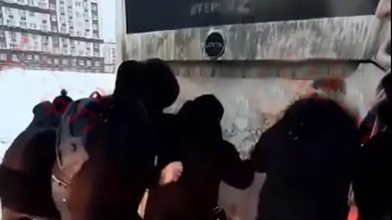 Пассажиры толкают автобус. Фото: «ДТП и ЧП МОСКВА и МО»