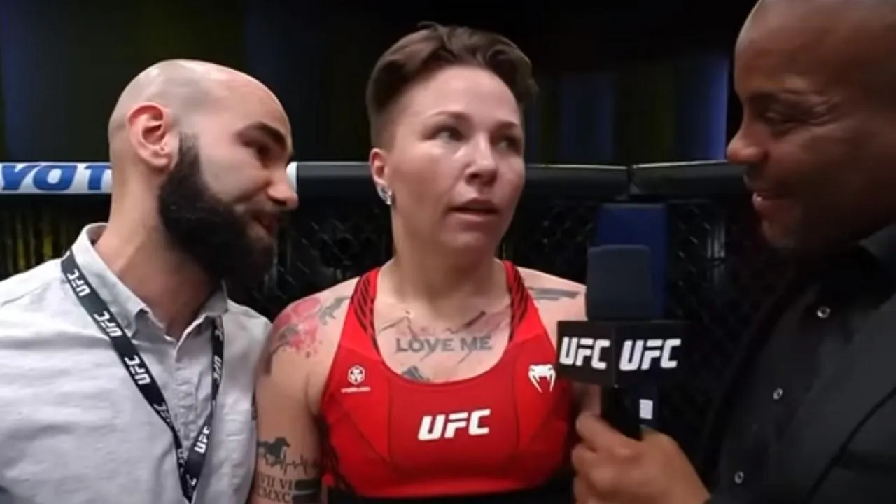 Россиянка Алексеева вышла с флагом России на бой UFC