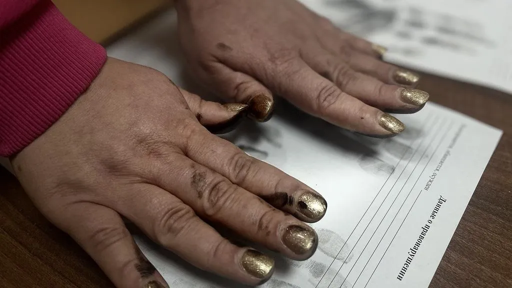 Отпечатки пальцев мошенницы. Фото: УМВД по Ленинскому