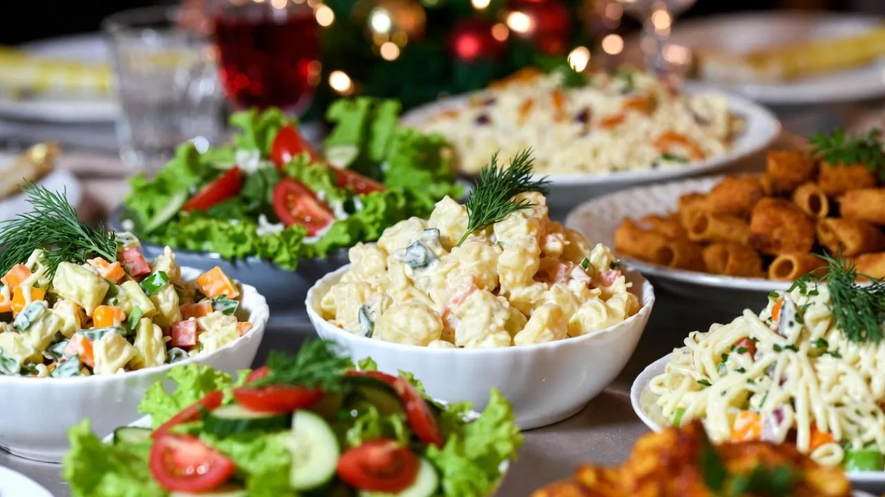 Не больше двух часов на столе: россиянам раскрыли строгие правила хранения новогодних салатов