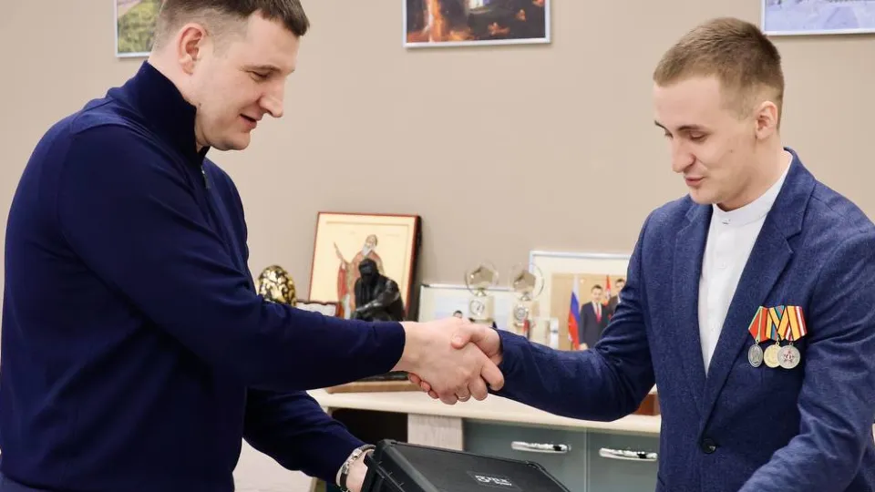 Герой СВО Артем и глава г. о. Денис Семенов. Фото: Администрация г. о.