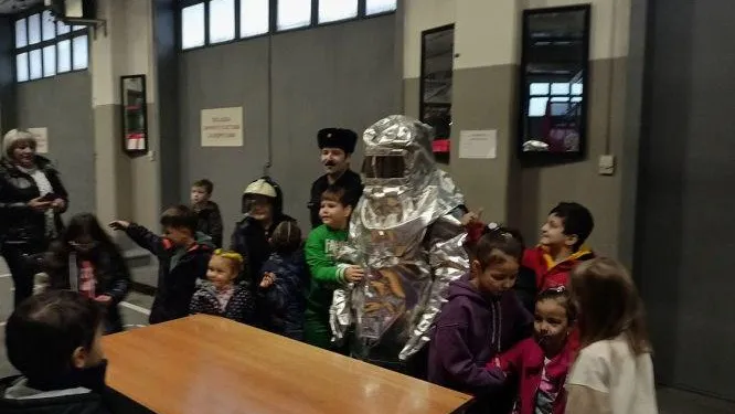 Спасатели Красногорска провели экскурсию для школьников