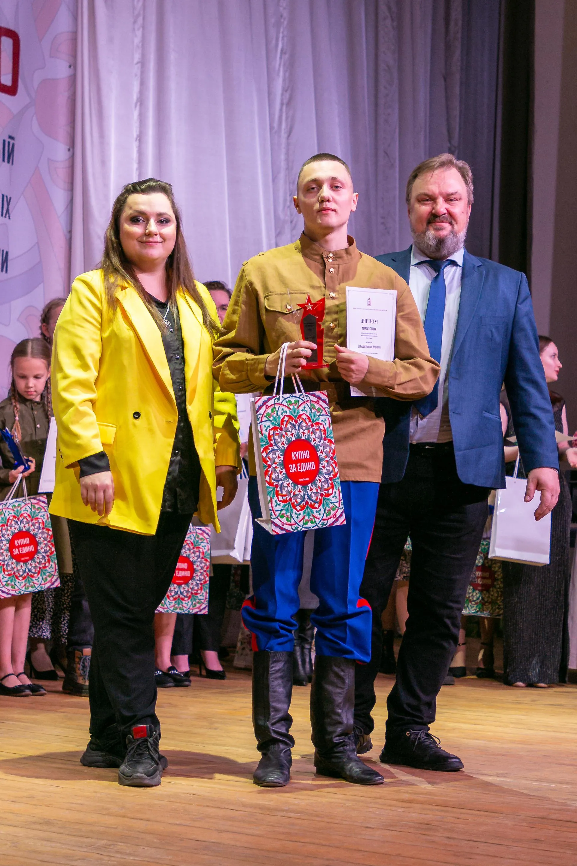 Ярослав Давыдов (в центре)