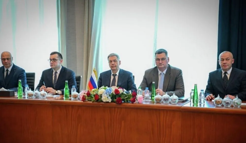 Российская делегация участвует во втором раунде переговоров представителей РФ, США и Украины в Абу-Даби. В центре: начальник главного разведывательного управления Генерального штаба ВС РФ адмирал Игорь Костюков.