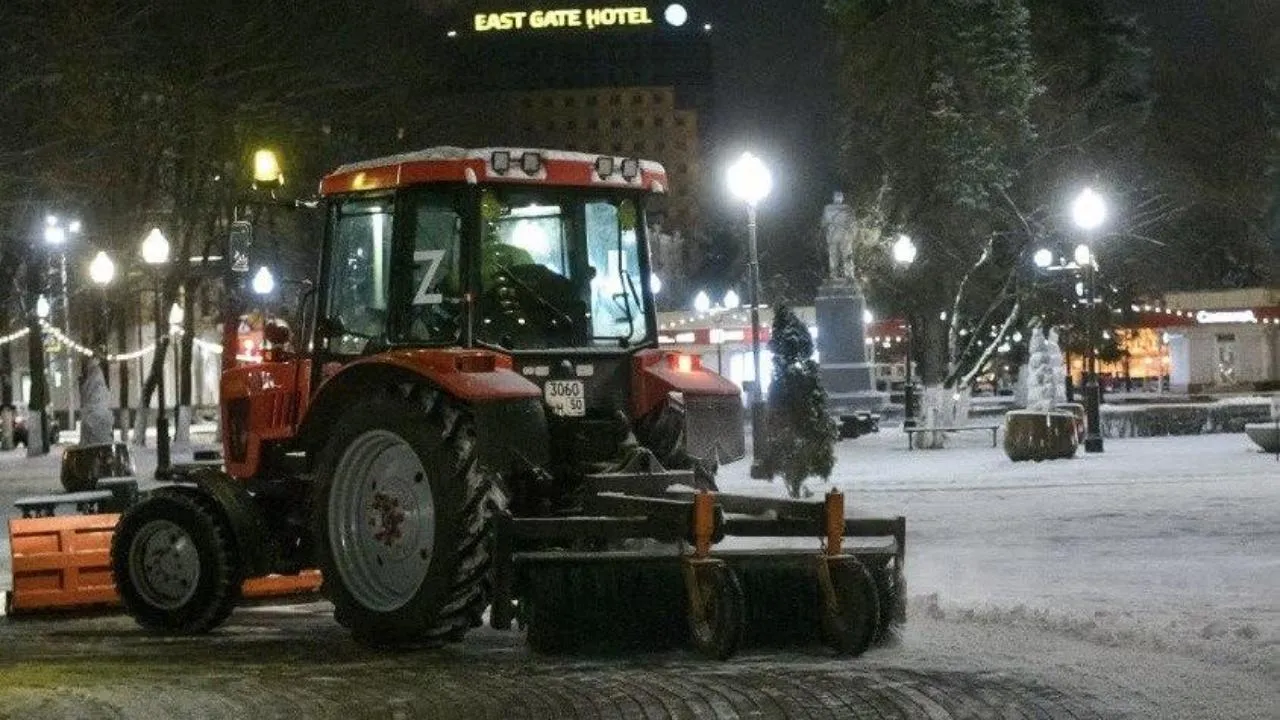 В Подмосковье продолжается уборка территорий после снегопада