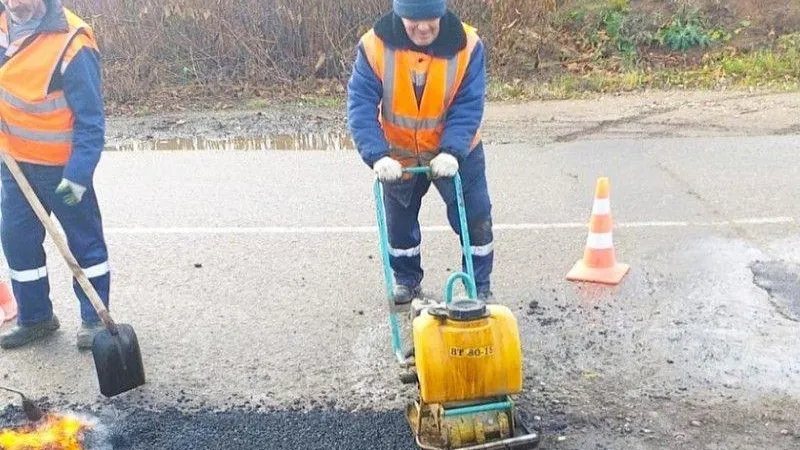 В Рузском округе устраняли ямы даже в нерабочие дни