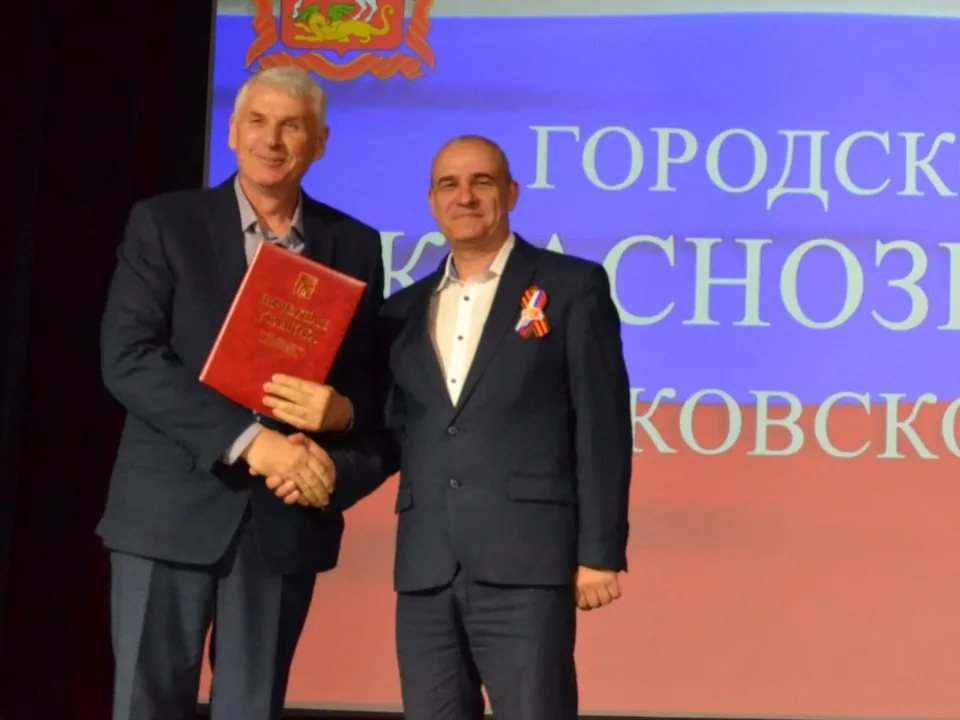 Главный инженер МУП ВКХ «Водоканал» Сергей Ловягин (слева), глава Краснознаменска Владимир Пирогов (справа). Фото: администрация г.о. Краснознаменск