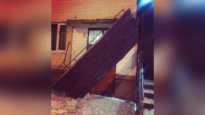 Козырек обрушился в одном из домов Королева