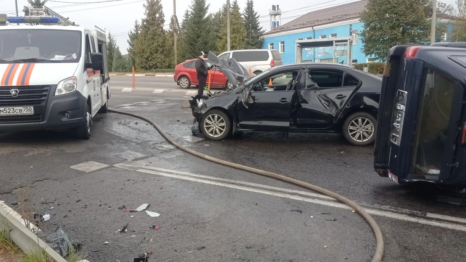 Иномарка опрокинулась и придавила вылетевшего из нее водителя в Подмосковье