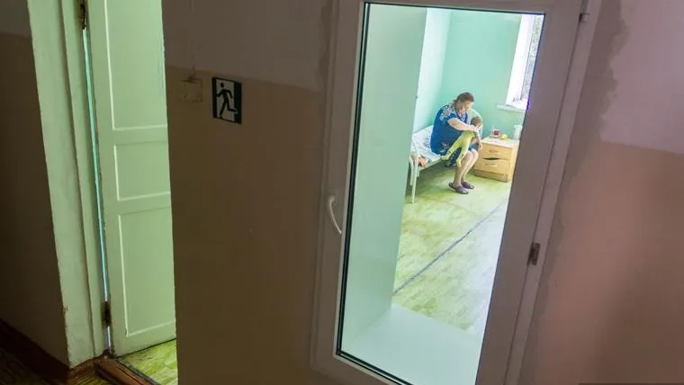 В Кургане в инфекционной больнице родители маленьких пациентов вынуждены спать на полу