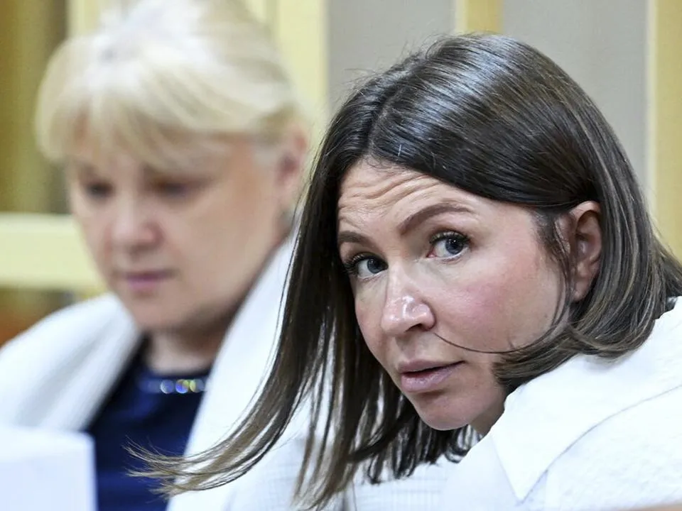 «Делает акцент на женственности»: психолог объяснила поведение Блиновской перед журналистами