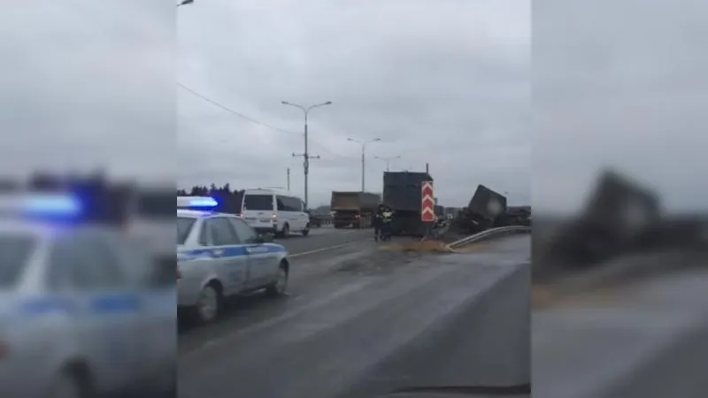 Фура с прицепом протаранила отбойник на Симферопольском шоссе