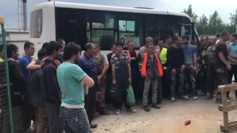 Пятнадцать мигрантов, найденных в ходе рейда в Балашихе, обязали покинуть Россию
